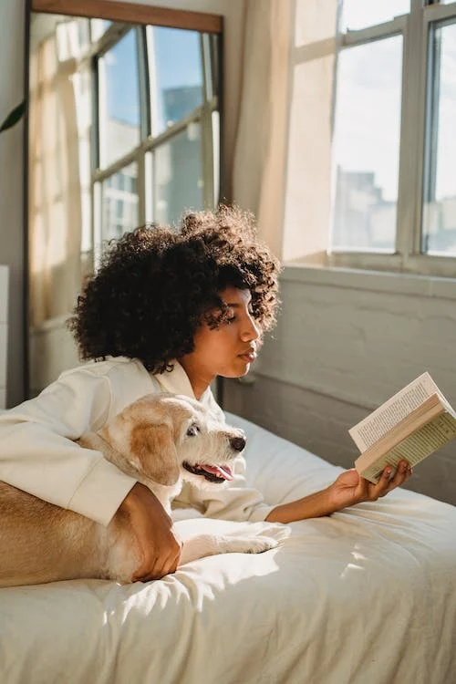 Frau mit Hund und Buch